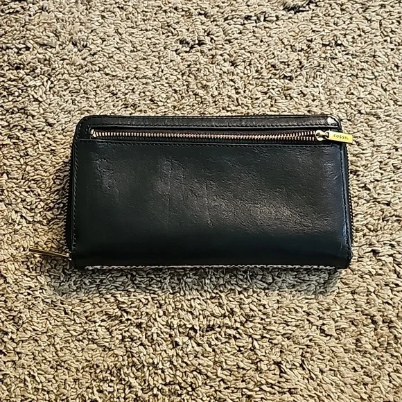 The Fossil Women's Liza Leather Zip Around Clutch Wallet - Picture 4 of 5